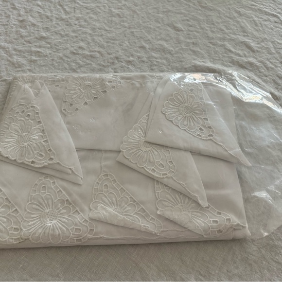 Kardelen Collection~Swedish Floral Design Linen Tablecloth & 12 Napkins Set. - Picture 2 of 3